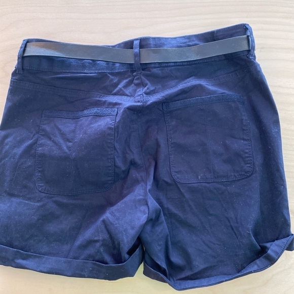 Gloria Vanderbilt All  Around Slimming Effect Shorts size 8P (EW) - Picture 13 of 14